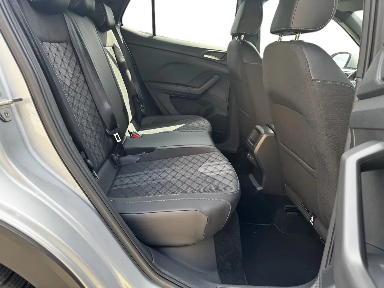Volkswagen T-Cross R-Line 1.5 TSI +IQ.DRIVE+DSG+AHK+NAVI+ — معرض صور السيارة 11