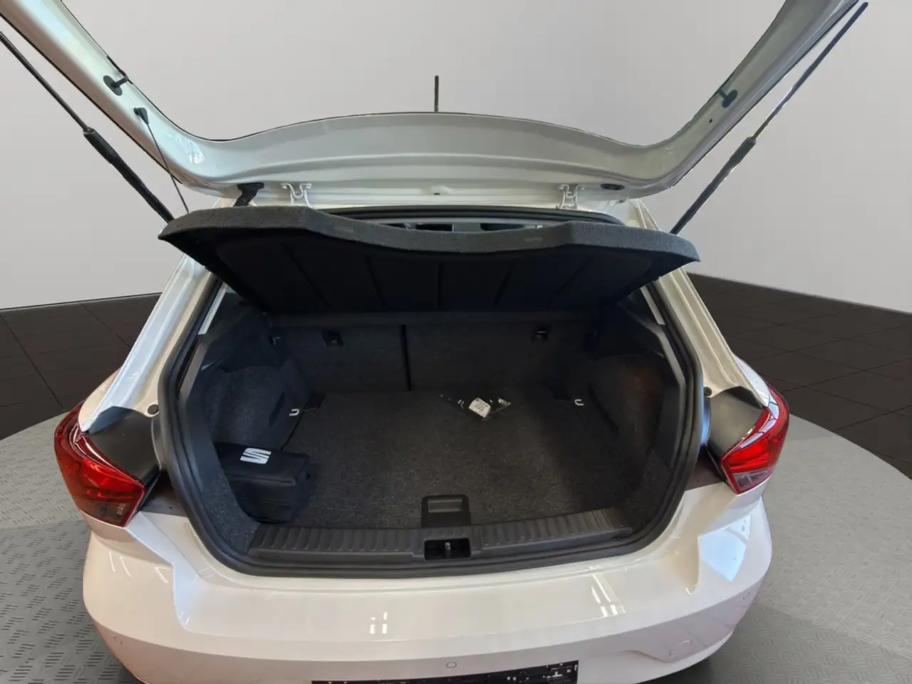 SEAT Ibiza Style 1.0 TSI Navi LED — Galería del vehículo 19