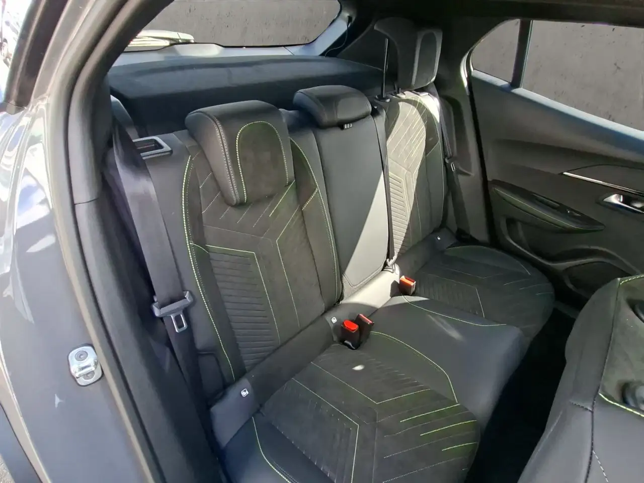 Peugeot 2008 GT 130 EAT8 — Vehicle gallery 18