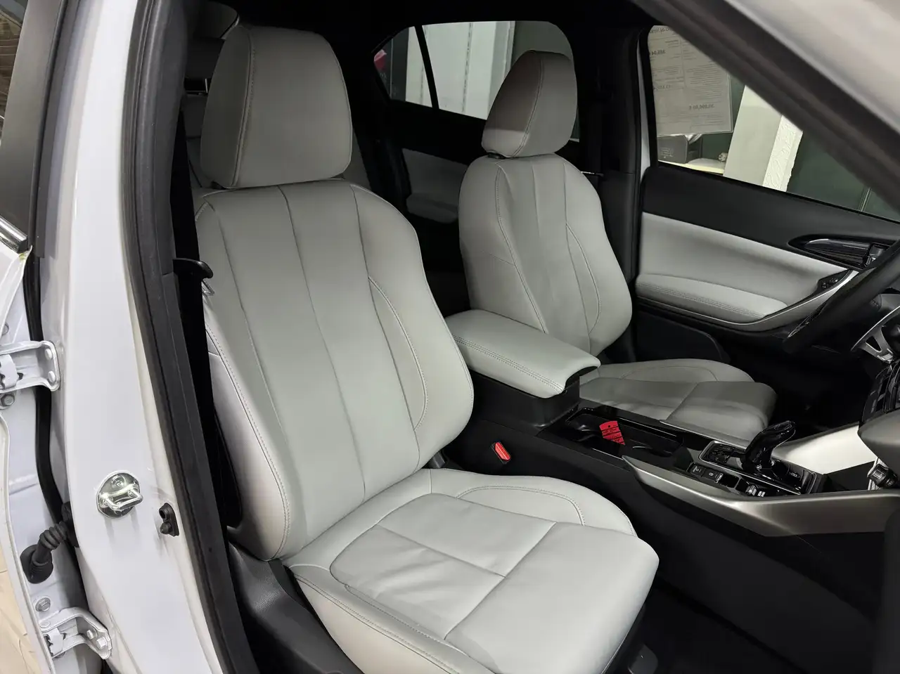 Mitsubishi Eclipse Cross Top Hybrid 4WD PHEV *Leder Grau* — معرض صور السيارة 24