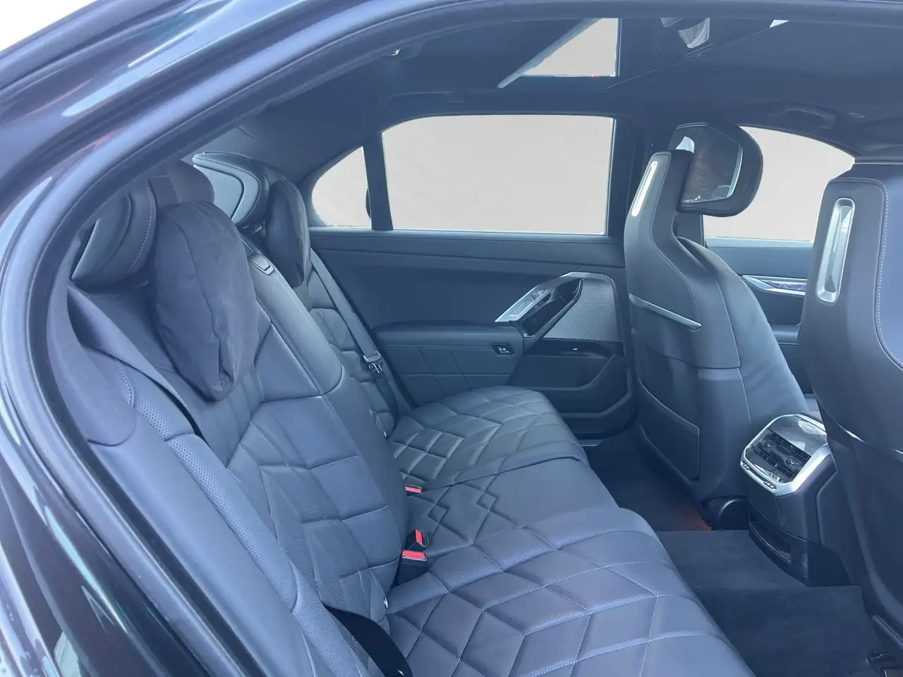 BMW 750 e xDrive TV-Fond-Entertainment|SkyLounge — Vehicle gallery 15