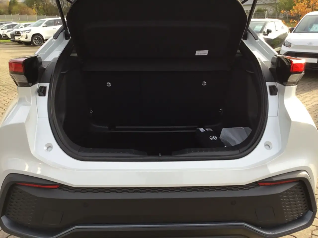Toyota C-HR 1.8 Hybrid Team Deutschland ACC RFK SHZ NAVI — Vehicle gallery 7