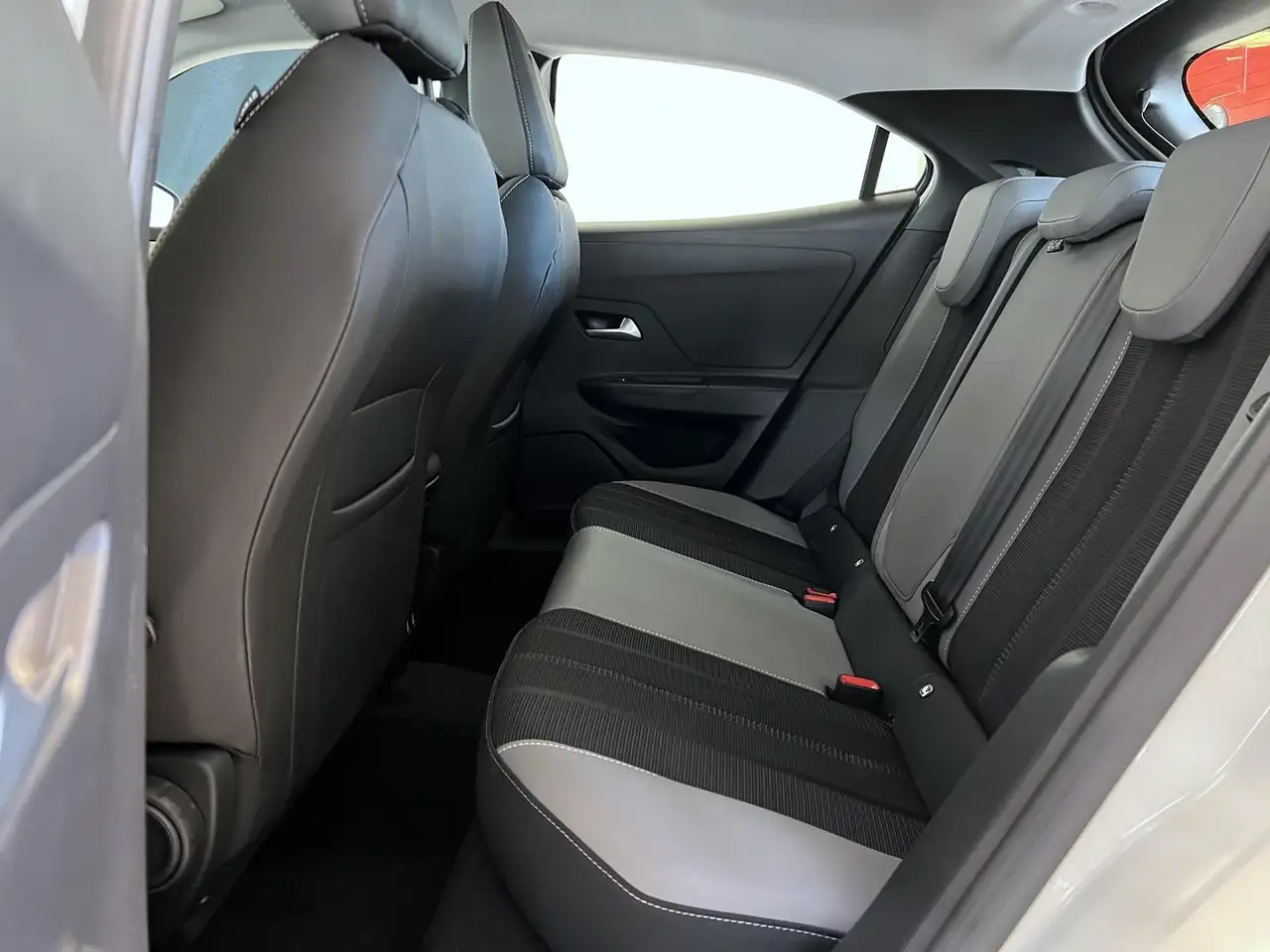 Opel Mokka Mokka Elegance 1.2 100 kW(136 PS) Tech-Paket — Galería del vehículo 14