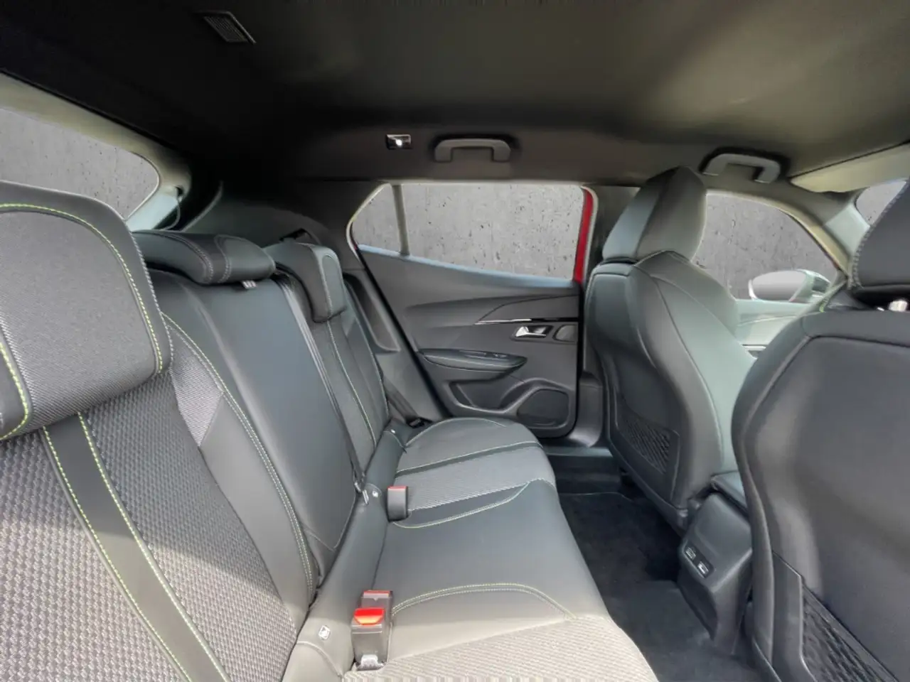 Peugeot 2008 GT PT 130 EAT8 Navi LED Apple CarPlay Android Auto — Galerie du véhicule 14