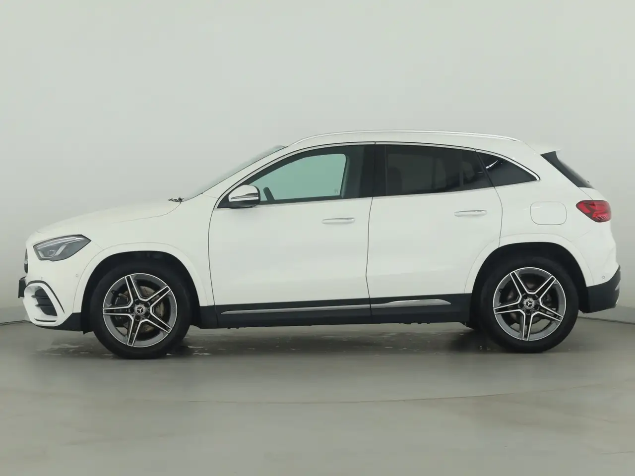 Mercedes-Benz GLA 200 *AMG Premium*Multibeam*Soundsystem*19"** — معرض صور السيارة 7