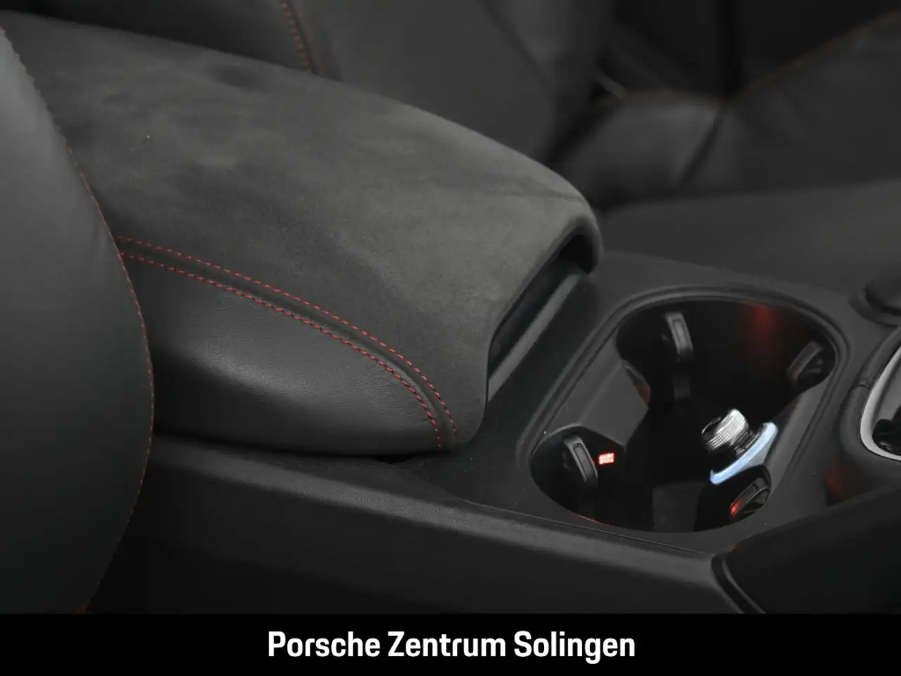 Porsche Cayenne GTS PANO HEAD-UP INNO PDCC HINTERACHS AHK — Vehicle gallery 25