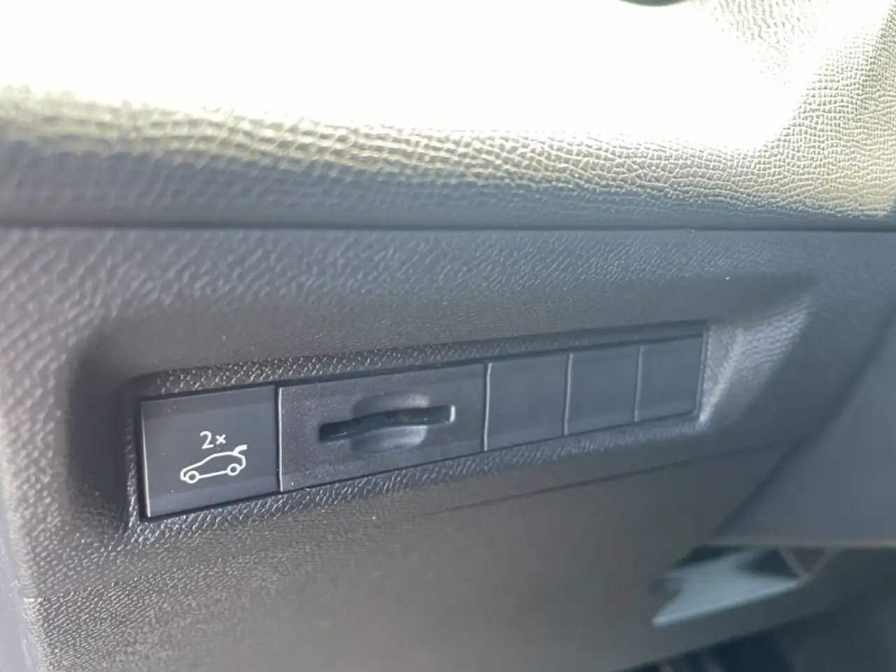 Peugeot 408 GT PT130 EAT8 El. Panodach El. Sitz Focal Kamera L — معرض صور السيارة 21