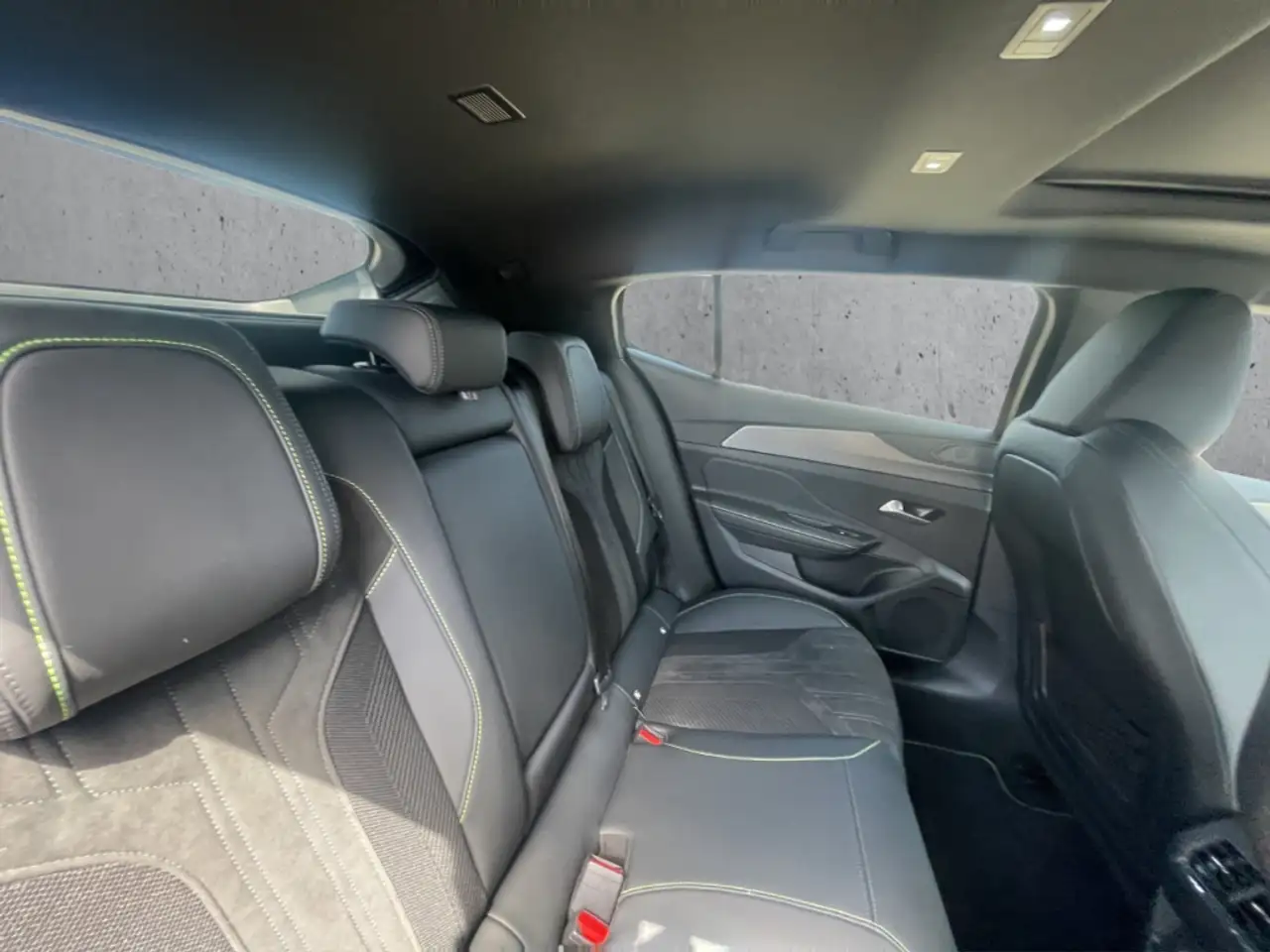 Peugeot 408 GT PT130 EAT8 El. Panodach El. Sitz Focal Kamera L — معرض صور السيارة 14