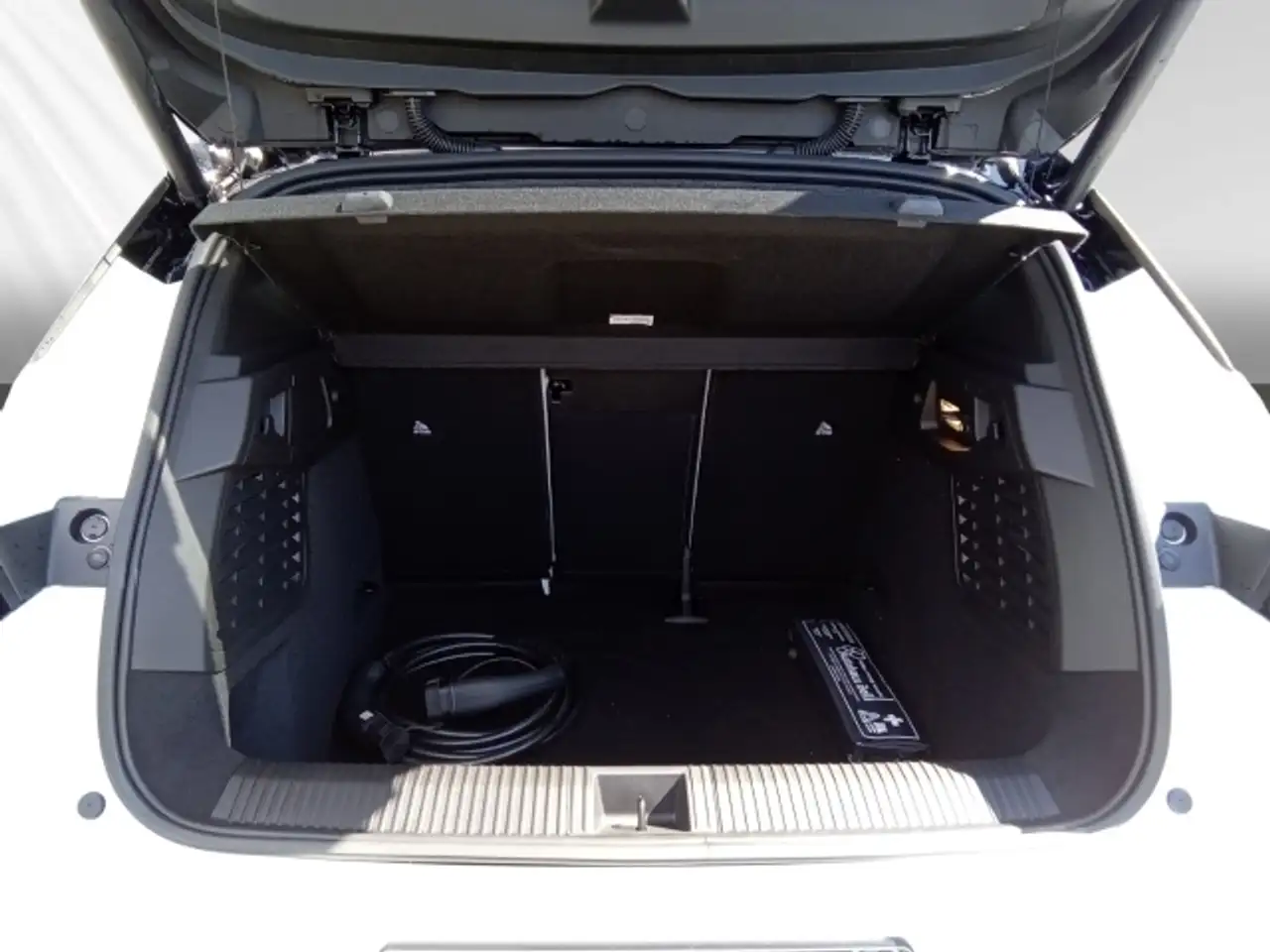 Renault Scenic Iconic 220 Long Range — Vehicle gallery 8