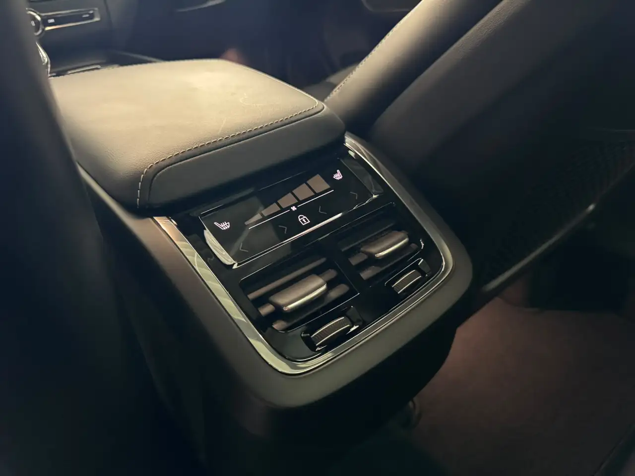 Volvo XC60 Ultra Dark AWD H K Pano AHK Sportsitze 360 — Vehicle gallery 12