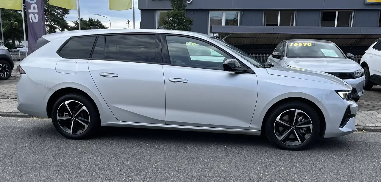 Opel Astra Astra Sports Tourer 1.2 Turbo Automatik GS Navi Ergositz Notruf R-Kam 360° Allwetterreifen — معرض صور السيارة 4