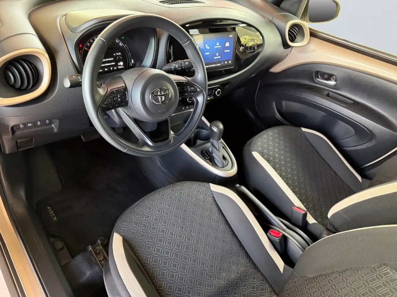 Toyota Aygo X Pulse *LED*PDC v.&h.*R-Kamera*Klima*SHZ* — Vehicle gallery 9