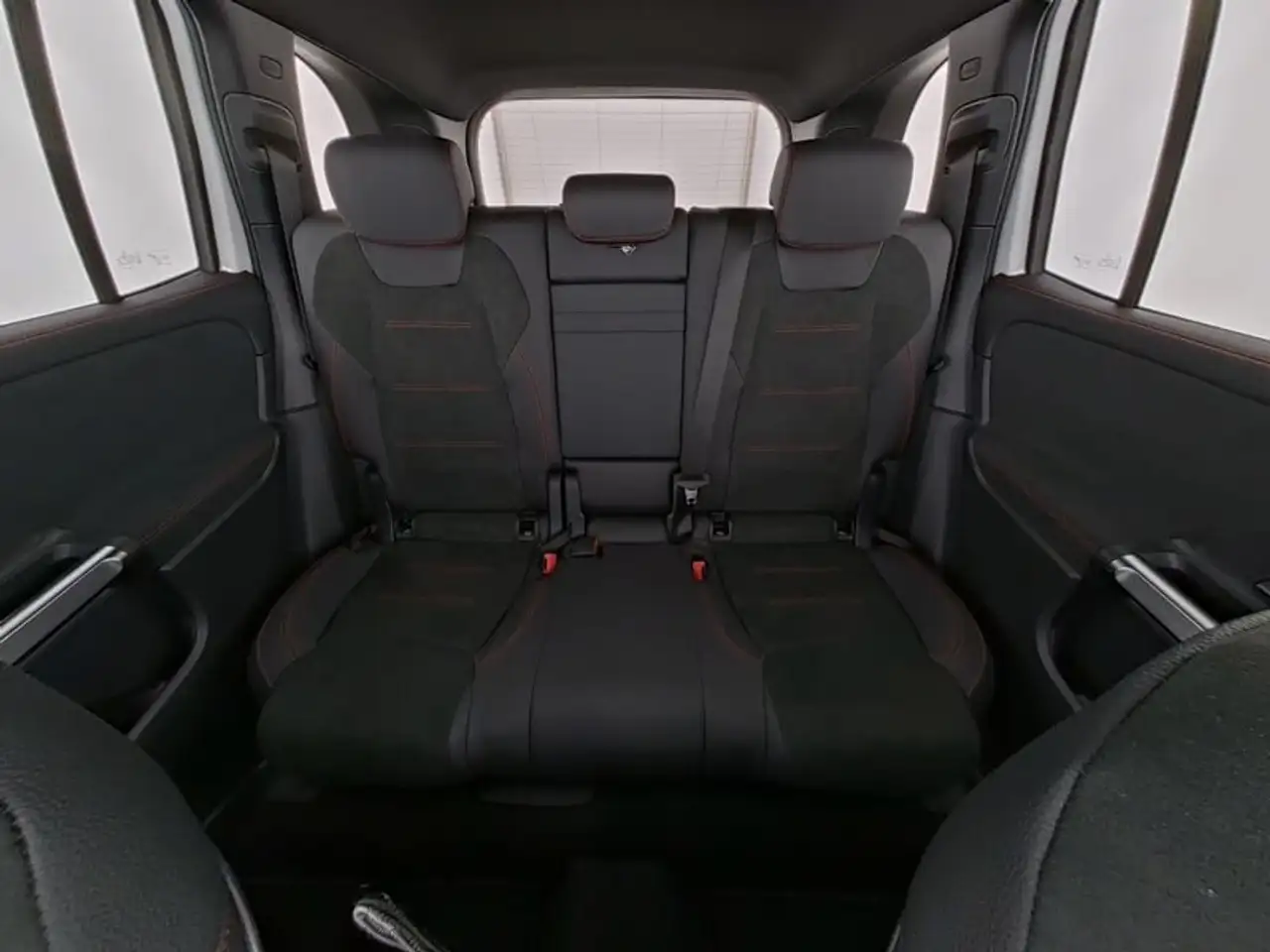Mercedes-Benz GLB 250 GLB 250 4M AMG+VOR-DISTRO+KAM+LEYL+EASYP+LENKHZ — Galería del vehículo 10