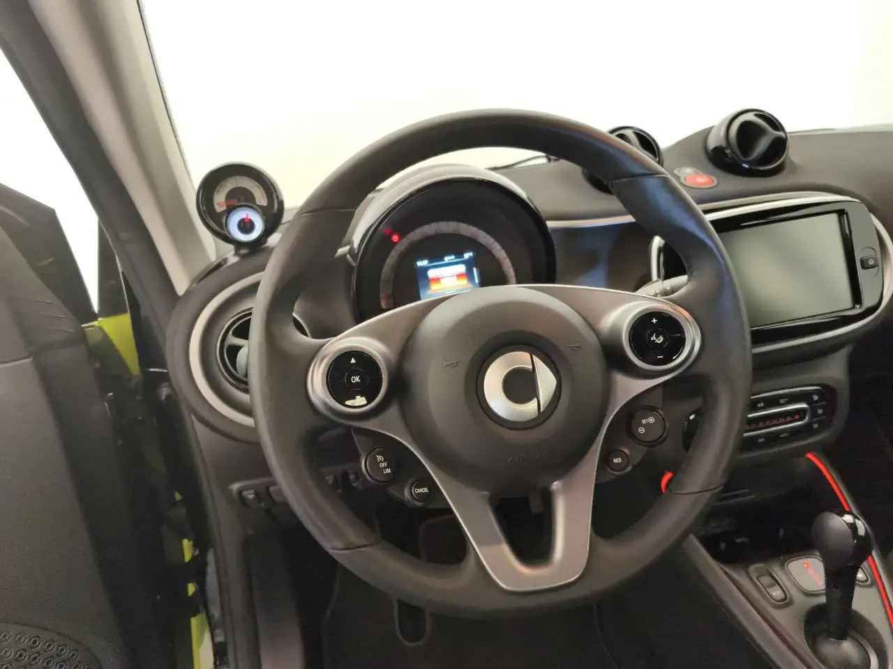 smart forTwo EQ passion Navi Voll LED Cool & Audio SHZ RüKam — Vehicle gallery 13