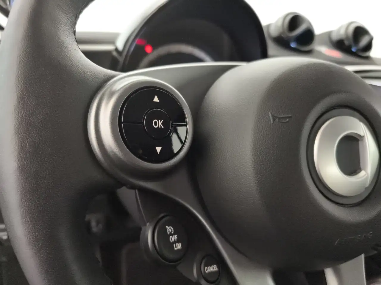 smart forTwo EQ passion Navi Voll LED Cool & Audio SHZ RüKam — Vehicle gallery 16