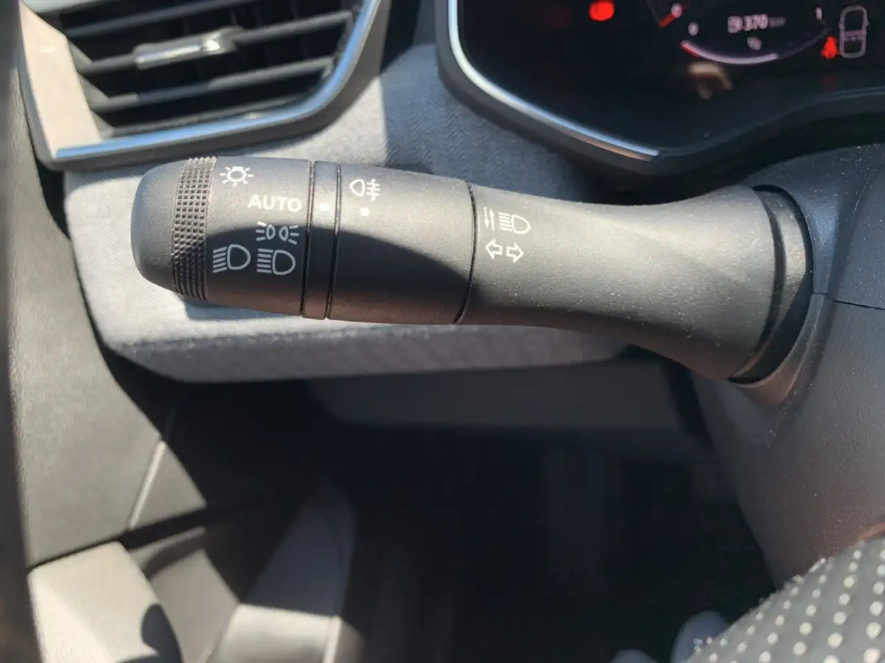 Renault Clio V TECHNO 1.0 TCe 90 Techno NAVI+KLIMA+LED+RFK+DAB+ — Vehicle gallery 22