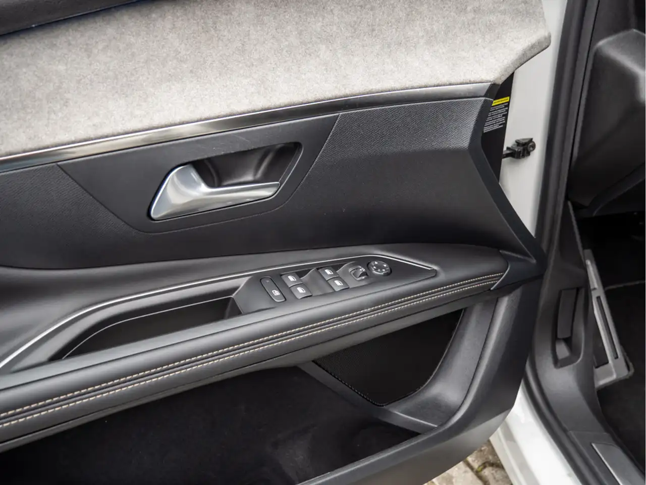 Peugeot 3008 1.2 Hybrid 136 GT e DSC 6 — Vehicle gallery 25