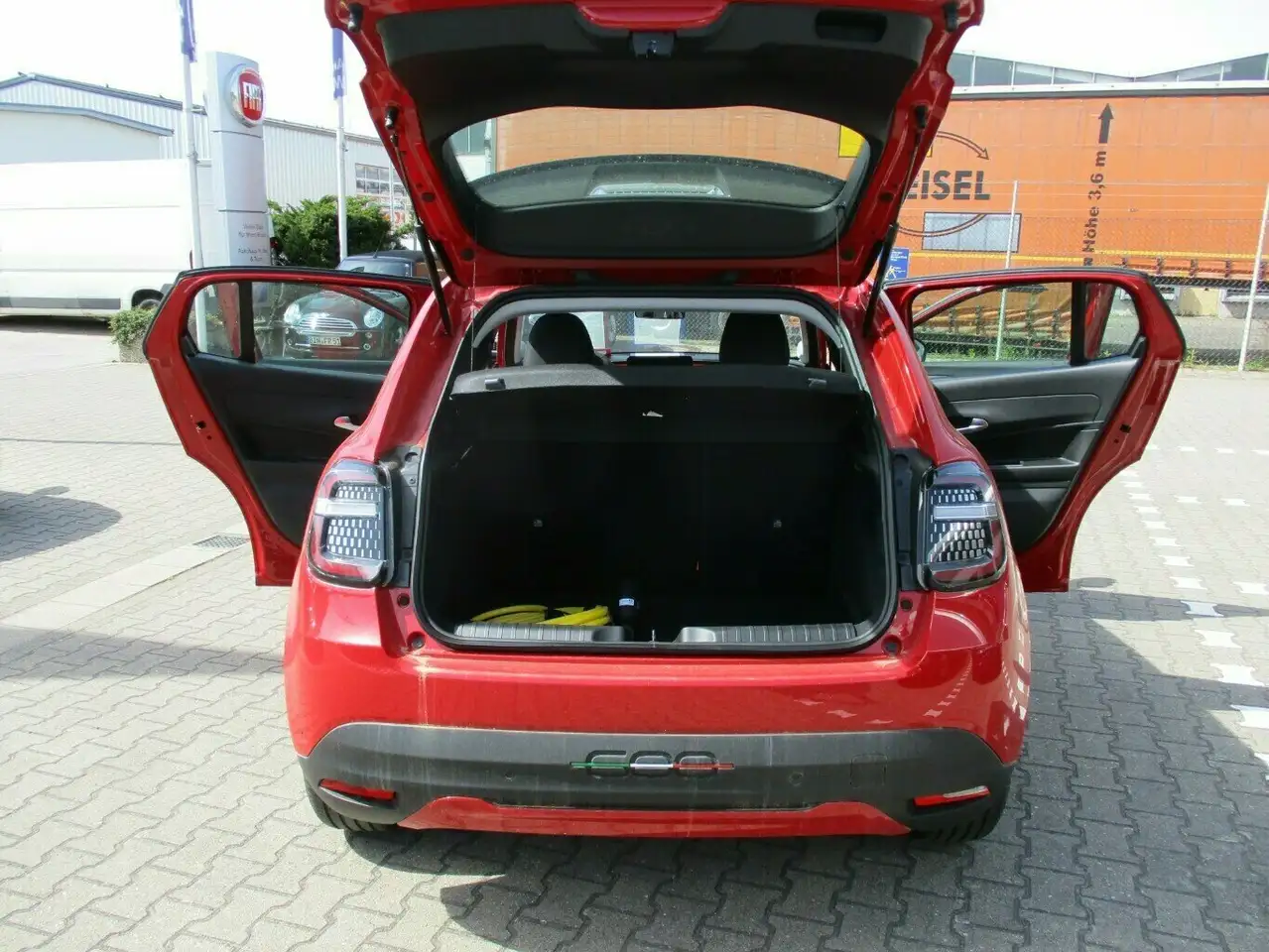 Fiat 600e Red — معرض صور السيارة 8