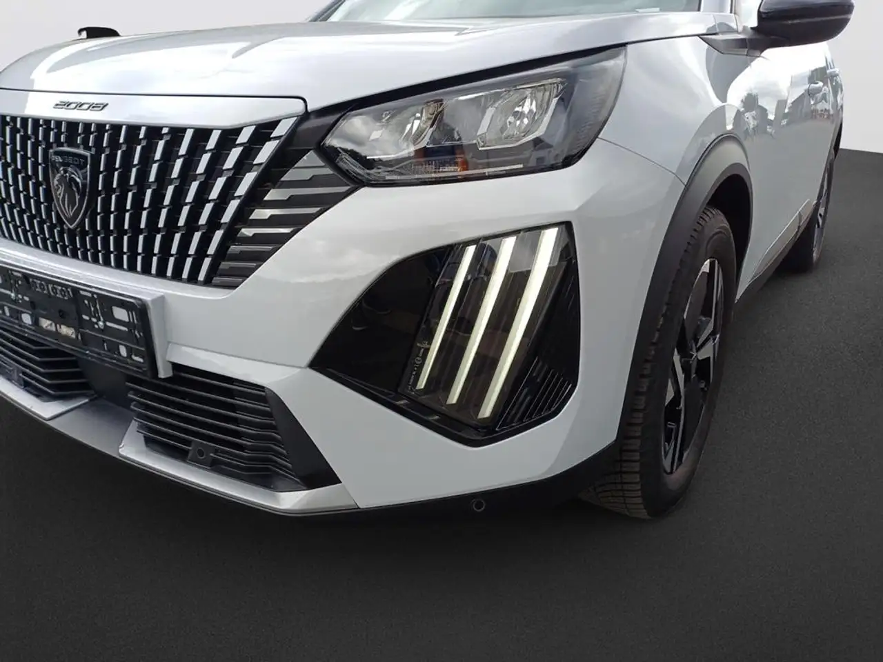Peugeot 2008 Neuer 2008 Allure PureTech 100 — معرض صور السيارة 9