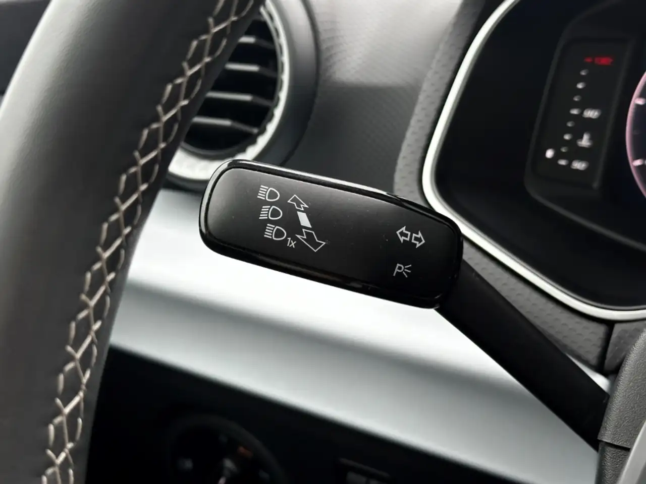 SEAT Arona 1.0 TSI DSG Style Edition ACC FullLink PDC Shz Alu — Vehicle gallery 17