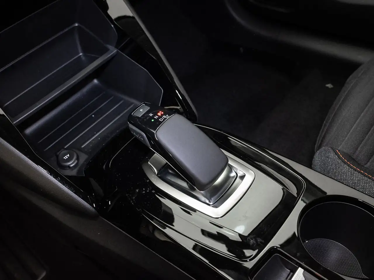 Peugeot 208 Active Eléctrico 136 — معرض صور السيارة 22