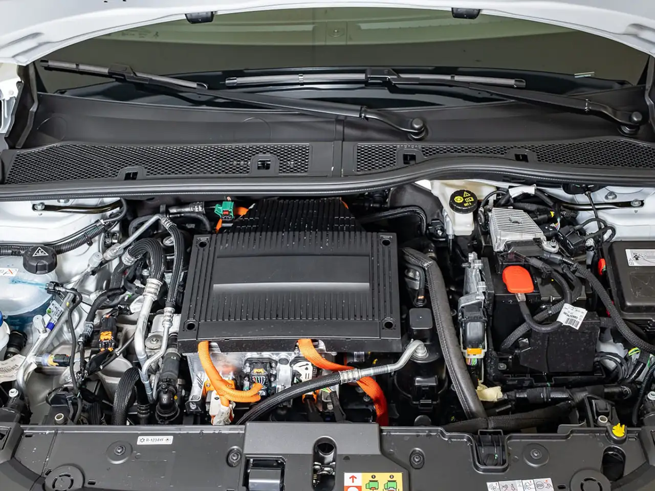 Peugeot 208 Active Eléctrico 136 — معرض صور السيارة 30