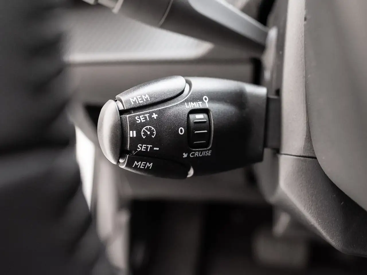 Peugeot 208 Active Eléctrico 136 — معرض صور السيارة 15