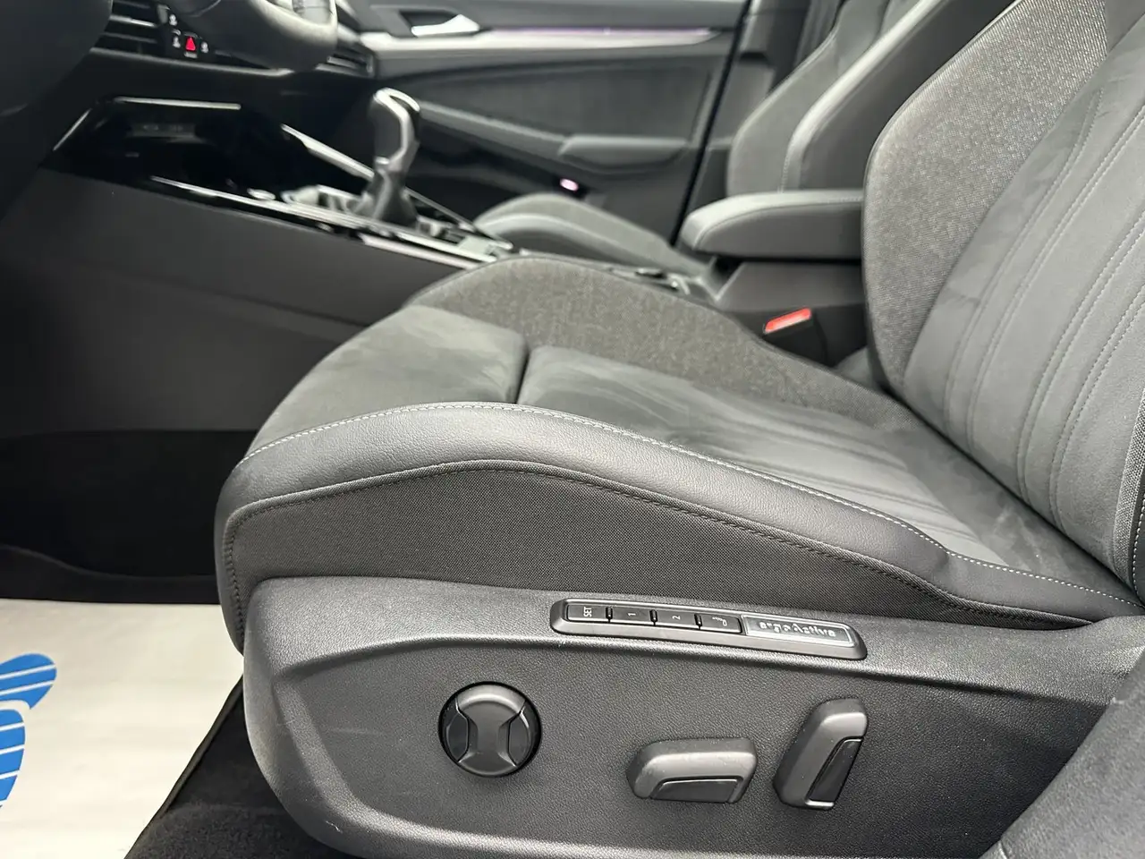 Volkswagen Golf 1.5 TSI Edition 50 "PANO-NAVI-CAM-SITZH" — معرض صور السيارة 20