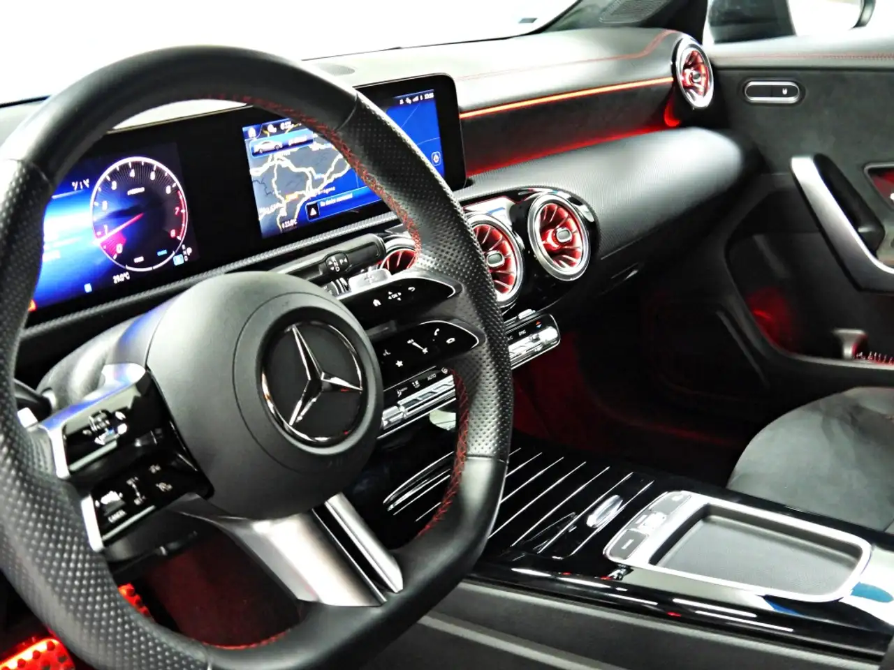 Mercedes-Benz CLA 200 7G-DCT — معرض صور السيارة 14