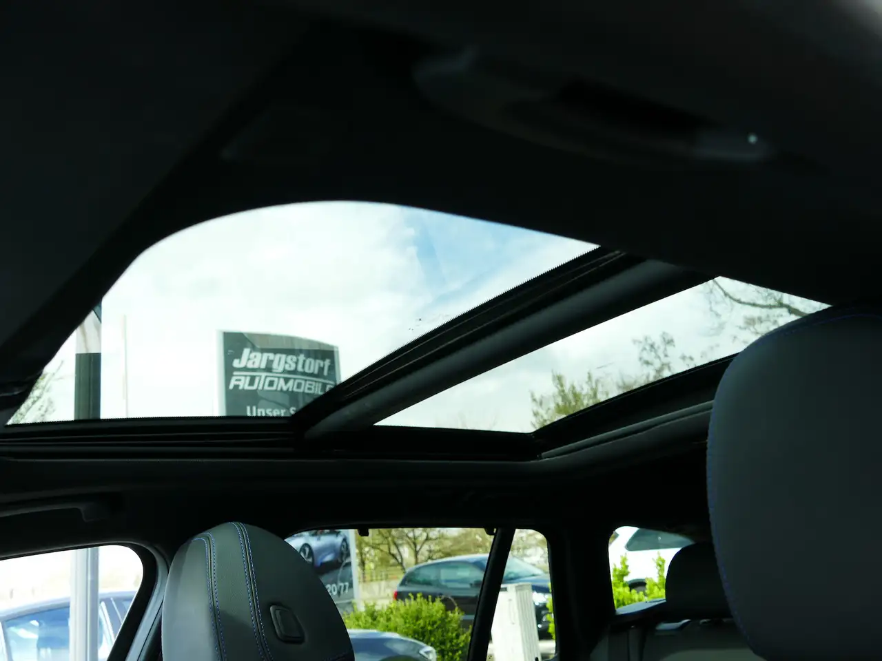 BMW 318 318i Touring M Sport Pano HUD ACC AHK 360°Kam — Vehicle gallery 6