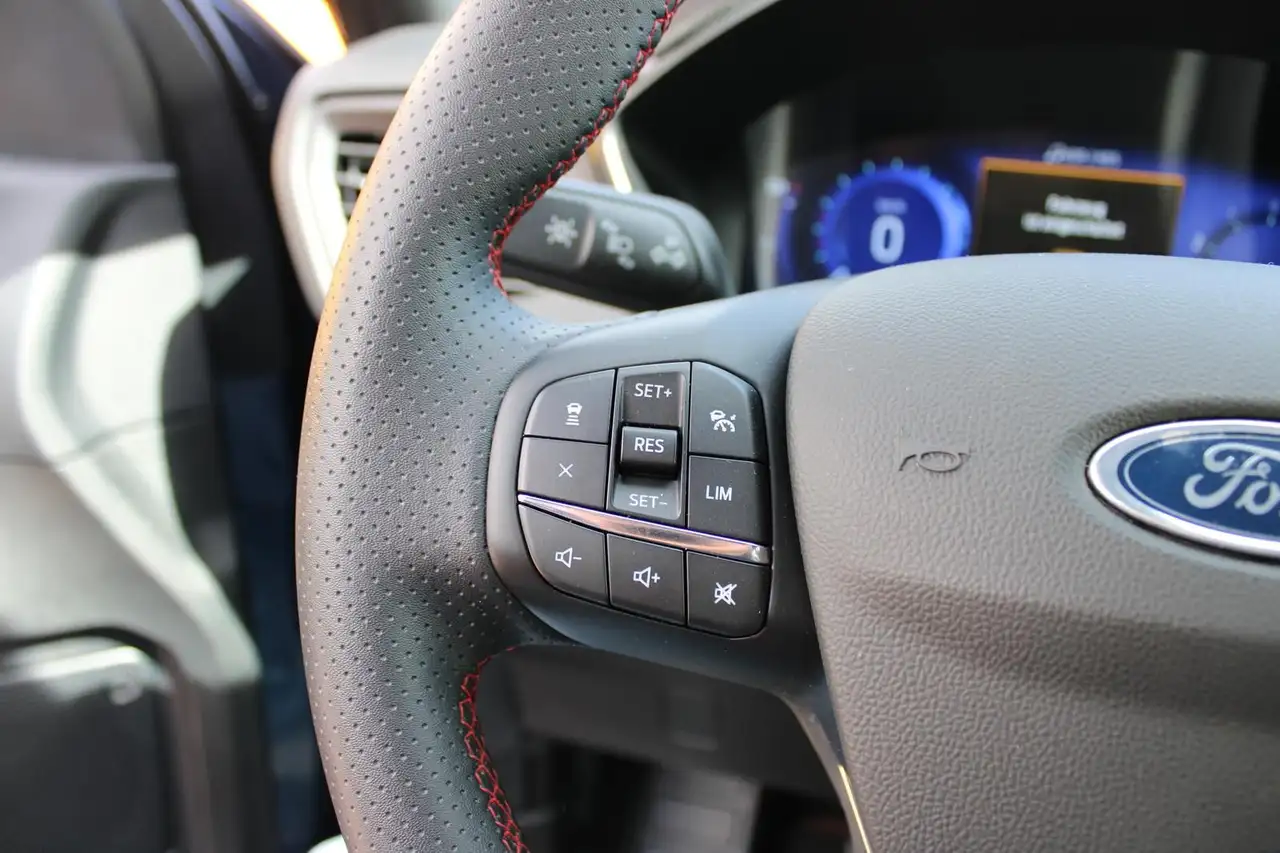 Ford Kuga ST-Line X 1.5 Winterpaket II Fahrerass. Pak — معرض صور السيارة 17