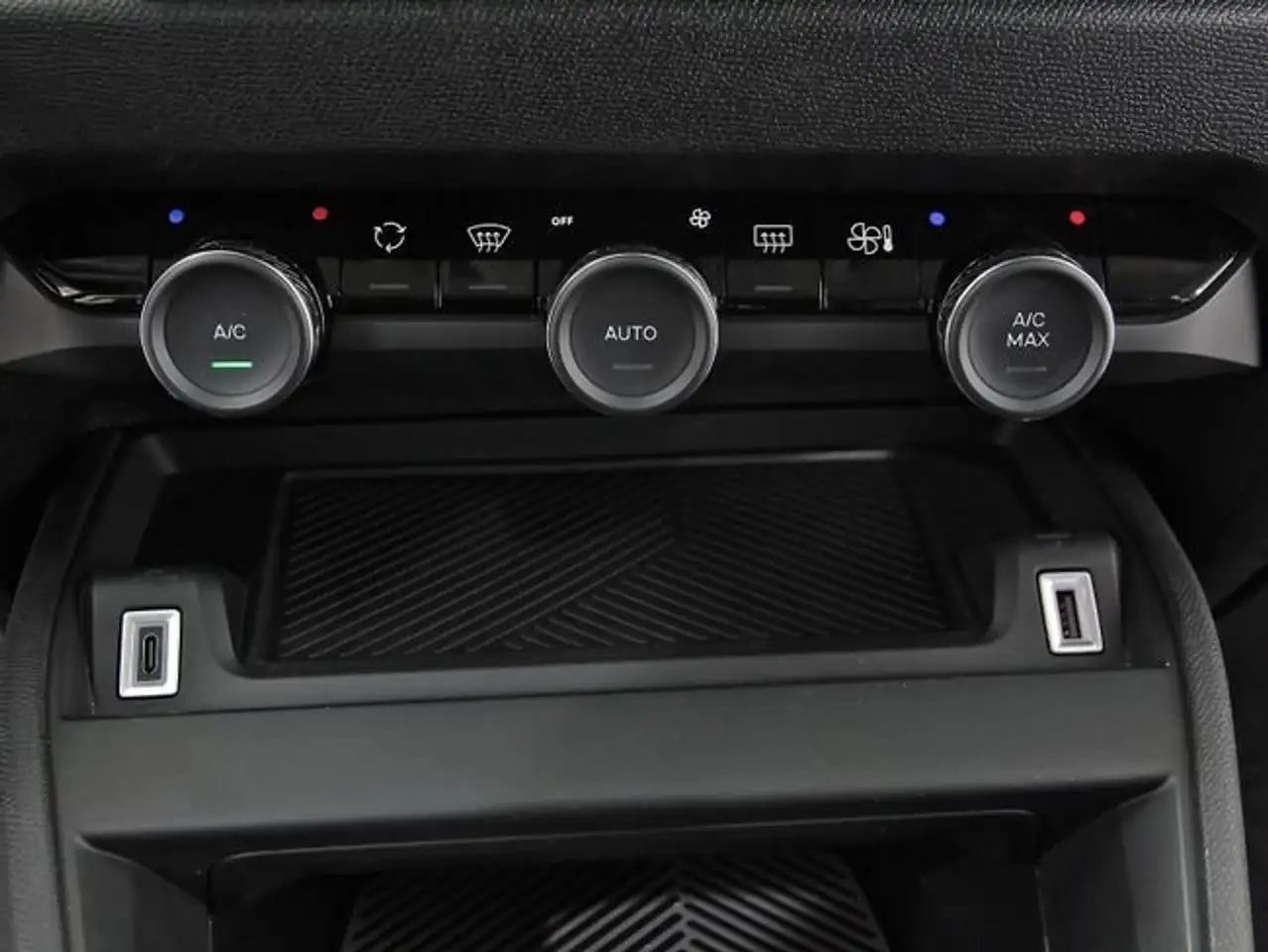Citroen C4 X Hybrid 136 e-DCS6 Plus — Galerie du véhicule 32