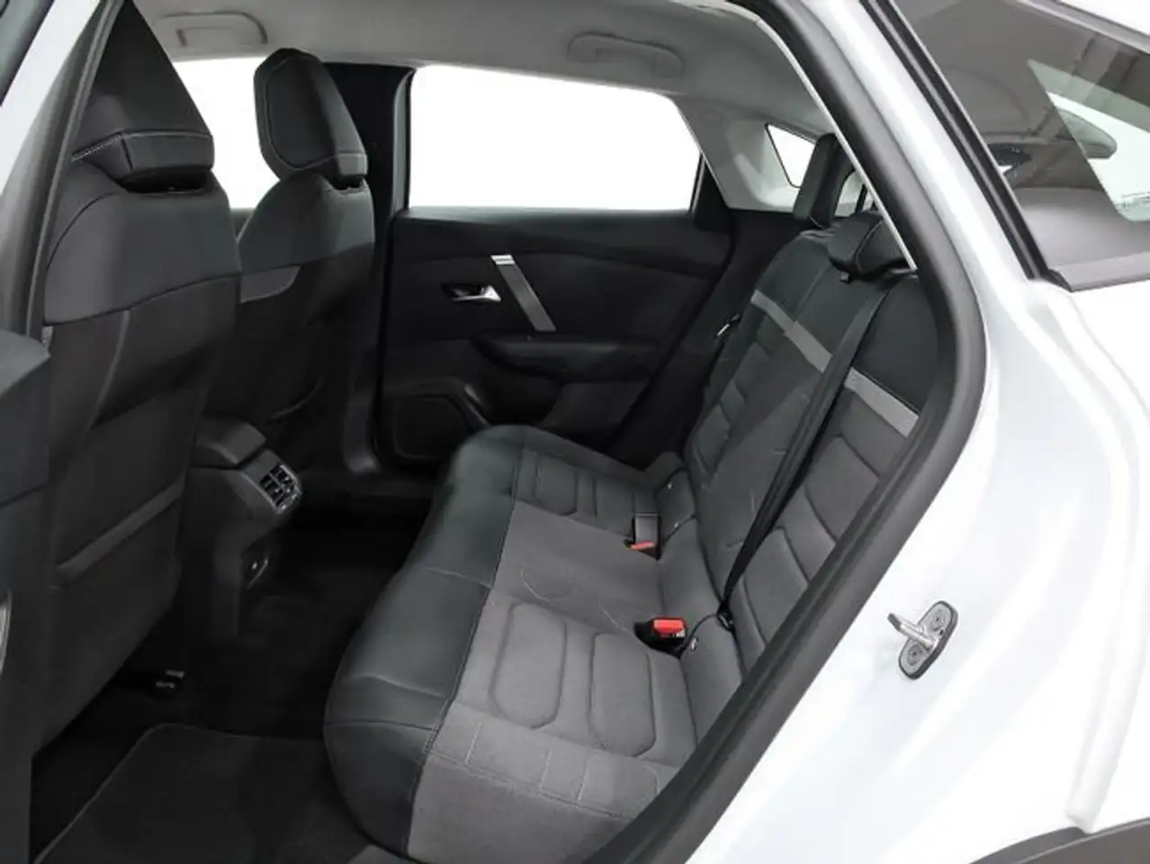 Citroen C4 X Hybrid 136 e-DCS6 Plus — Galerie du véhicule 9