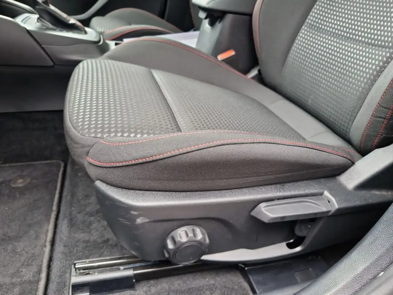 Ford Focus 1.0 EcoBoost Mild-Hybrid ST-Line S/S (EURO — Galería del vehículo 26