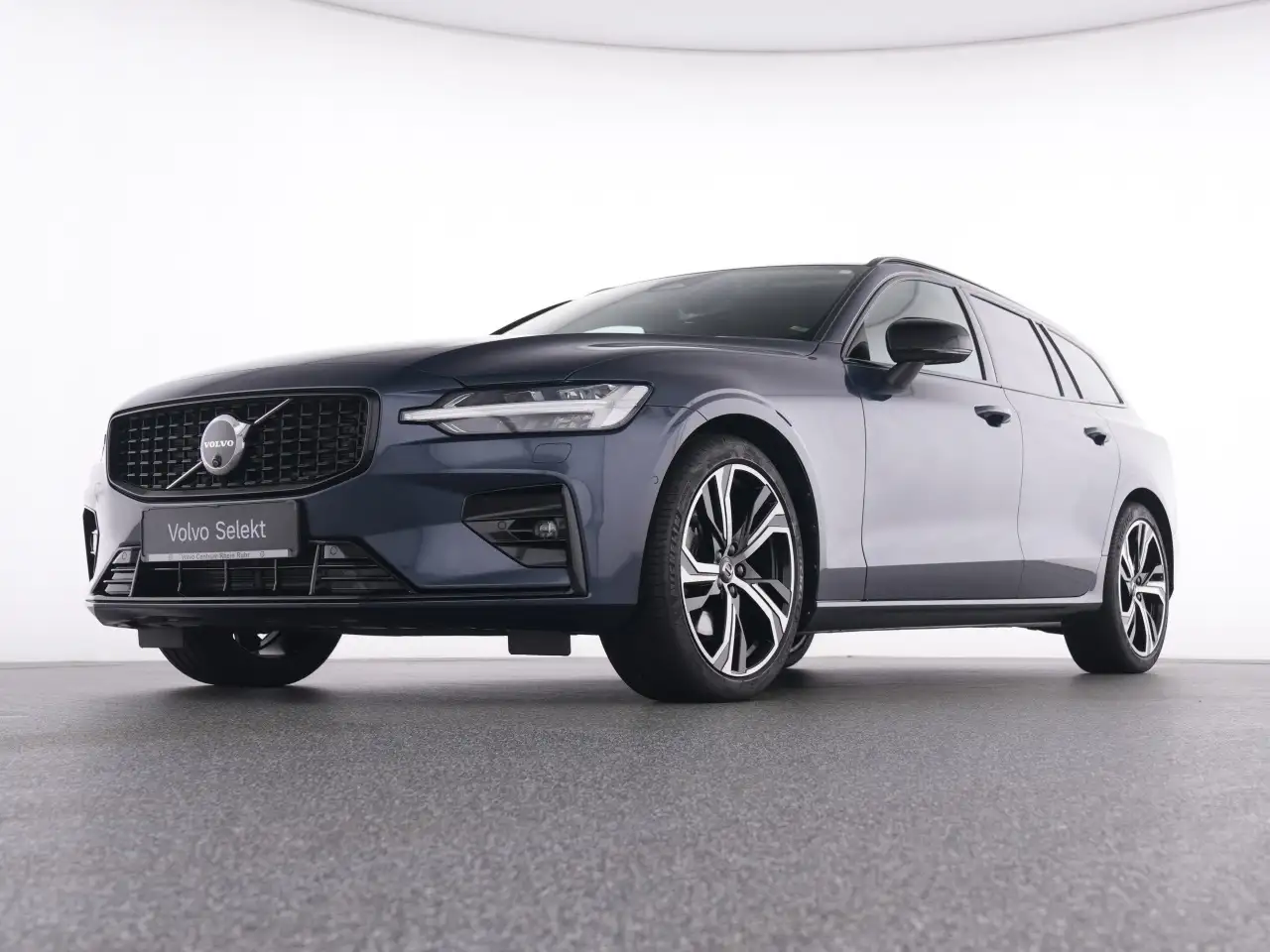 Volvo V60 B4 PLUS DARK FAP+LM19+MET+WINTERPAK+MEMORY+ — Vehicle gallery 7