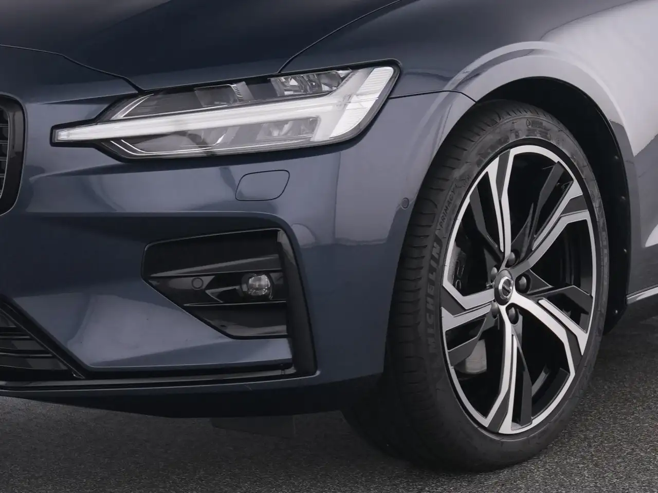 Volvo V60 B4 PLUS DARK FAP+LM19+MET+WINTERPAK+MEMORY+ — Vehicle gallery 9