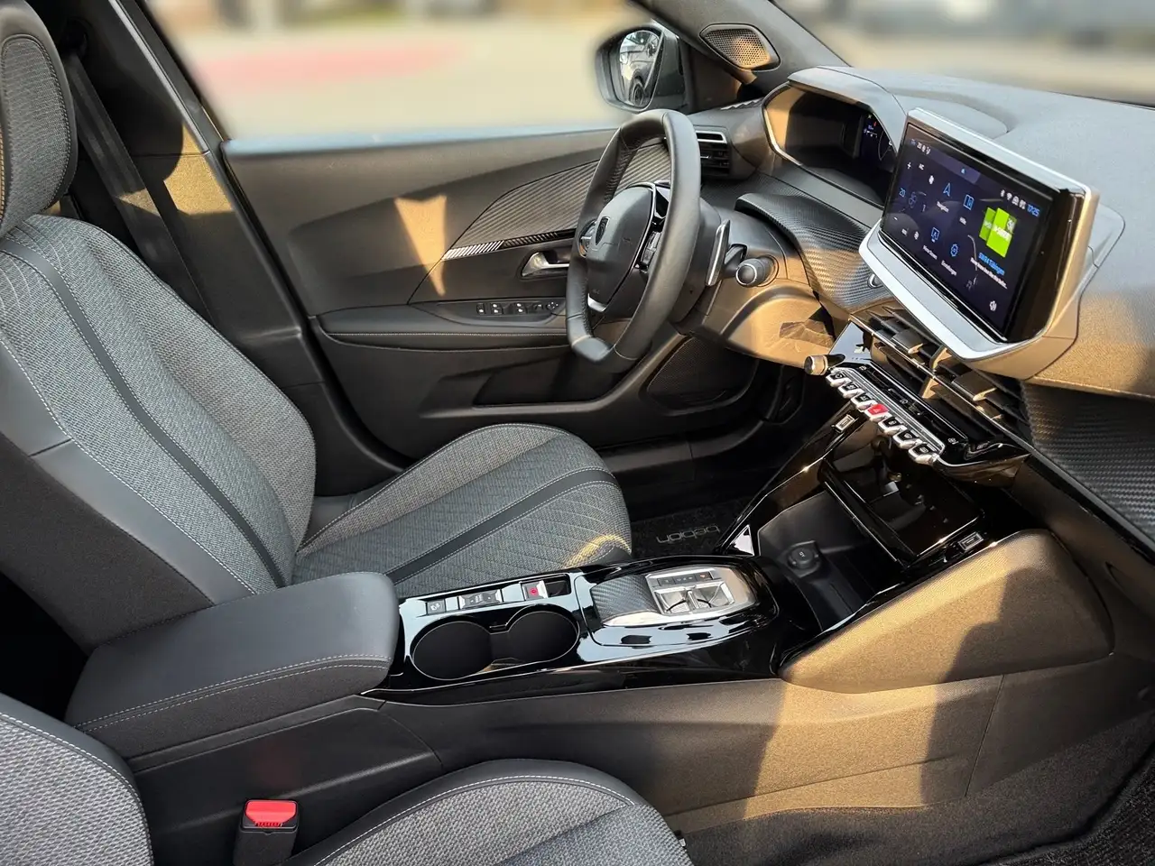 Peugeot 2008 1.2 PureTech 130 Allure LED PDC KlimaA AUT — Galerie du véhicule 14
