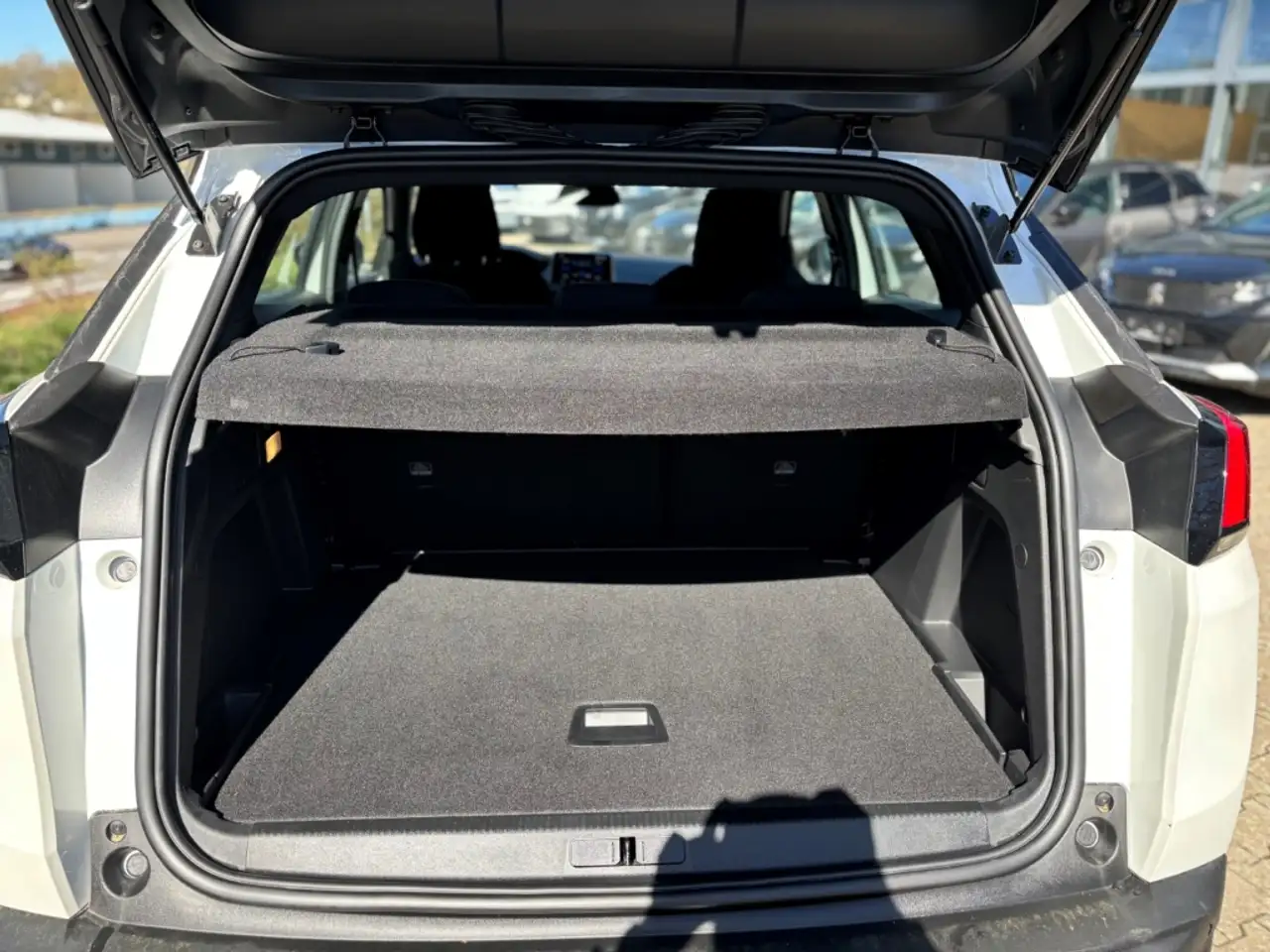 Peugeot 3008 Hybrid 136 PS Active Pack KAMERA DAB NAVI — Galería del vehículo 17