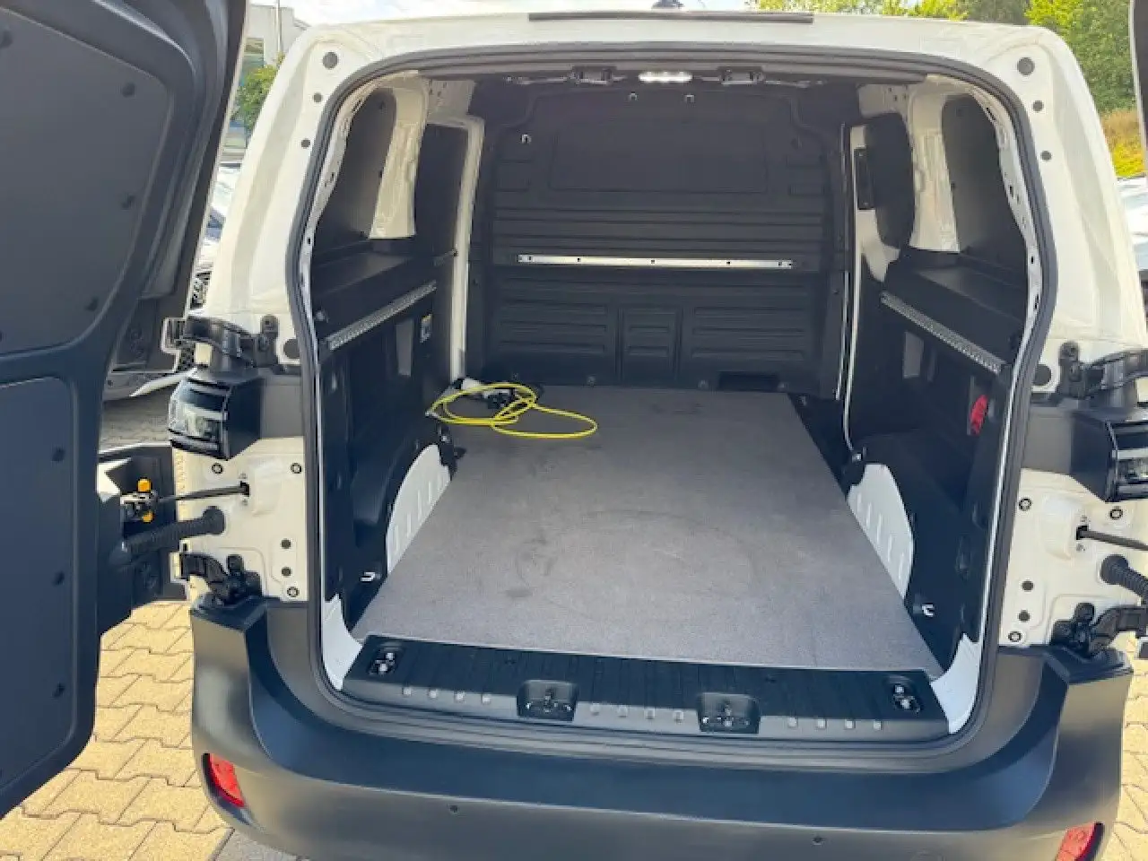 Volkswagen ID. Buzz Cargo 150 kW, Kasten, Transporter, AHK, R — معرض صور السيارة 22