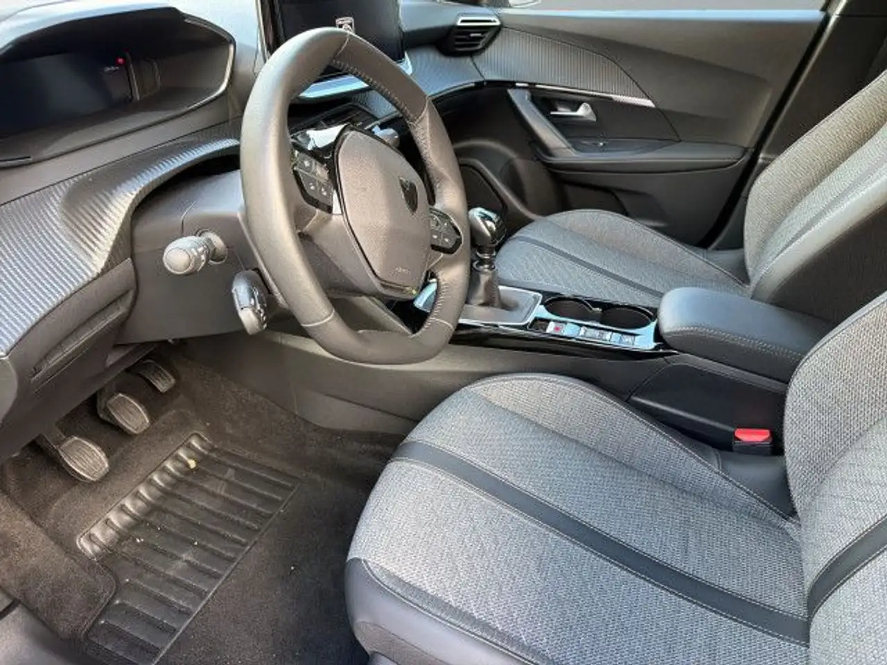 Peugeot 2008 Allure PureTech 100 / SHZ / CarPlay Navi — معرض صور السيارة 16
