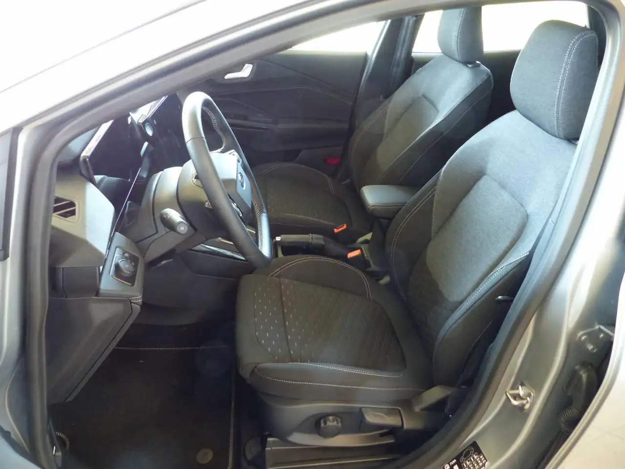 Ford Puma 1.0 EcoBoost mHEV Titanium Navi,LED — Galerie du véhicule 6