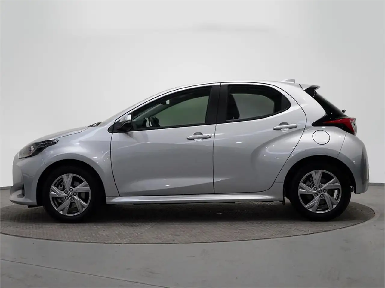 Toyota Yaris 120H 1.5 Active Plus — معرض صور السيارة 3