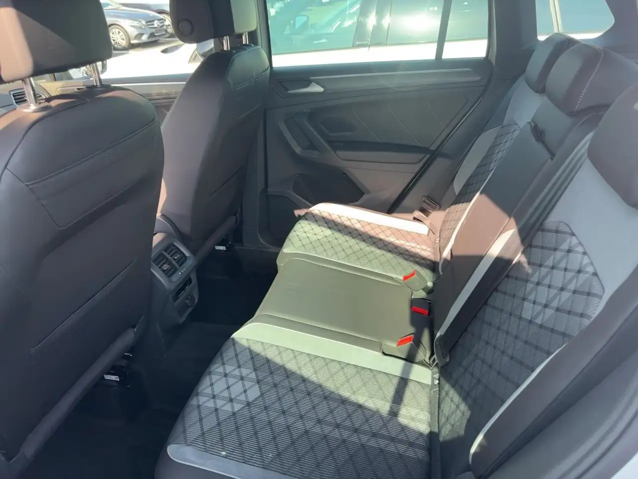 Volkswagen Tiguan 1.5 TSI DSG R-Line Climatr. Navi PDC SHZ — معرض صور السيارة 8