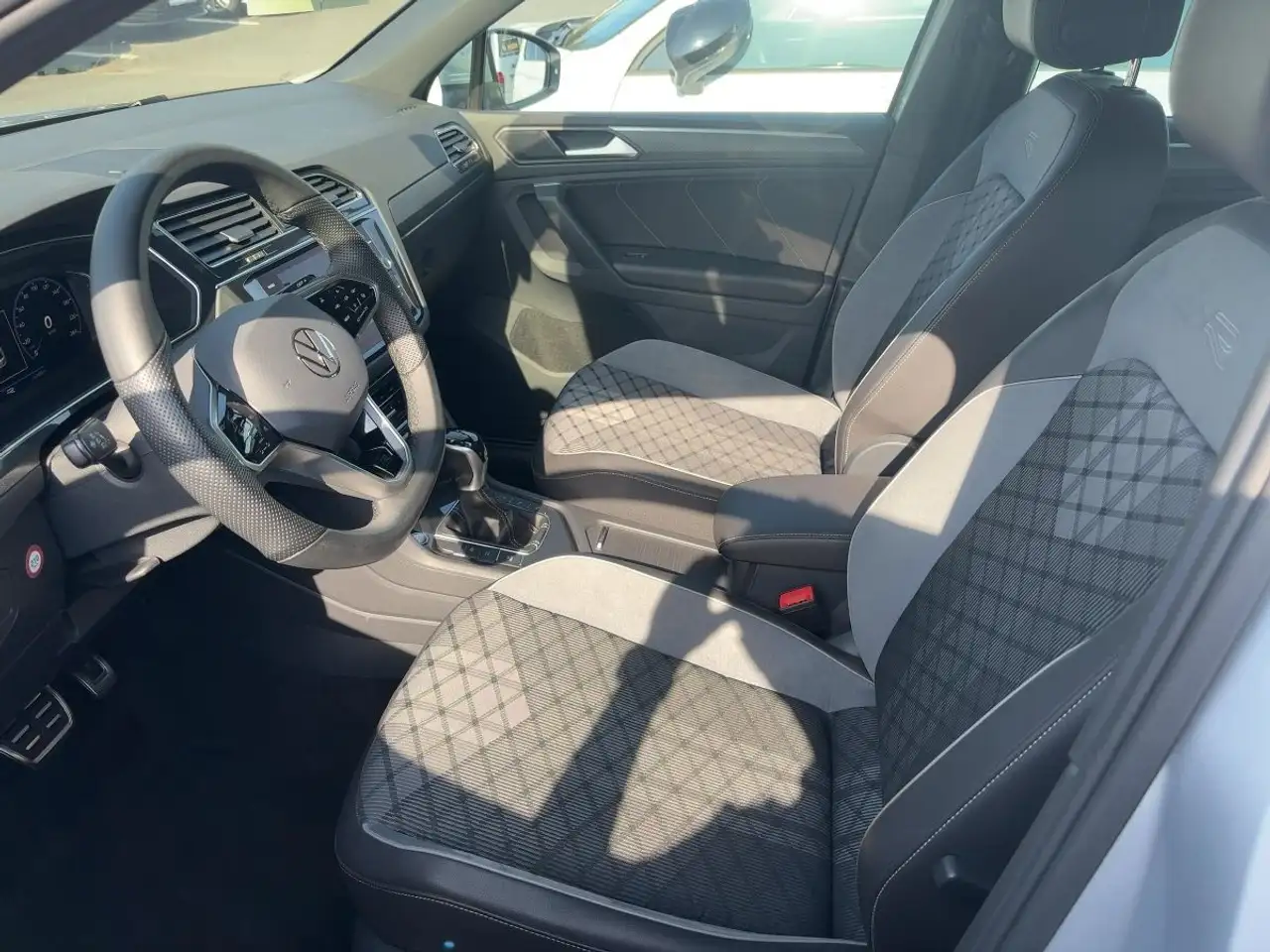 Volkswagen Tiguan 1.5 TSI DSG R-Line Climatr. Navi PDC SHZ — معرض صور السيارة 7