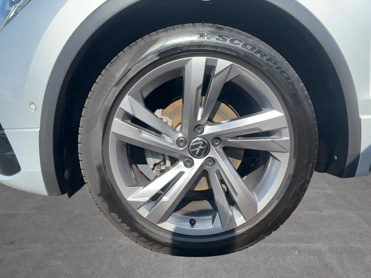 Volkswagen Tiguan 1.5 TSI DSG R-Line Climatr. Navi PDC SHZ — معرض صور السيارة 16