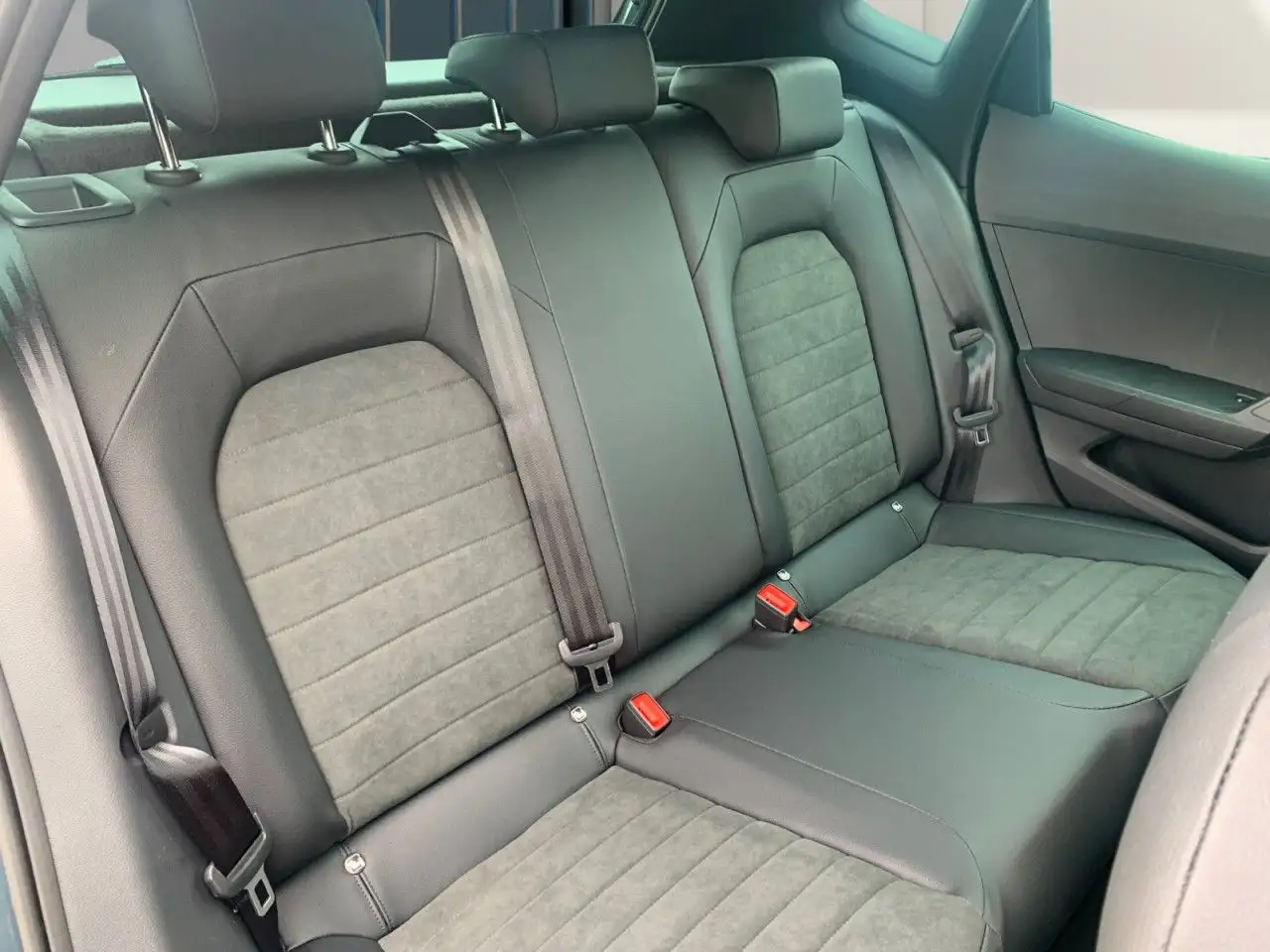 SEAT Arona 1.5 FR+DSG+ACC+NAVI+SITZH+RÜCK-KAMERA+TEMP — معرض صور السيارة 7