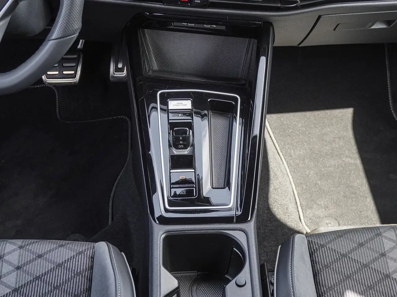 Volkswagen Golf 1.5 eTSI DSG R-Line NAVI LED LHZ ACC KAMERA — معرض صور السيارة 13