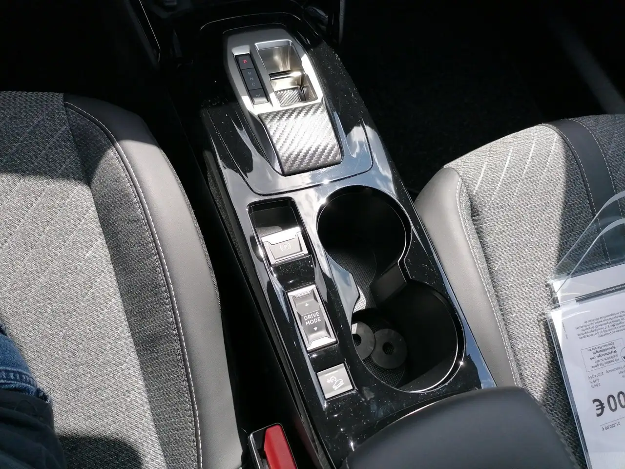 Peugeot 2008 1.2 PureTech 130 Allure LED PDC Navi Kamera — Galerie du véhicule 19