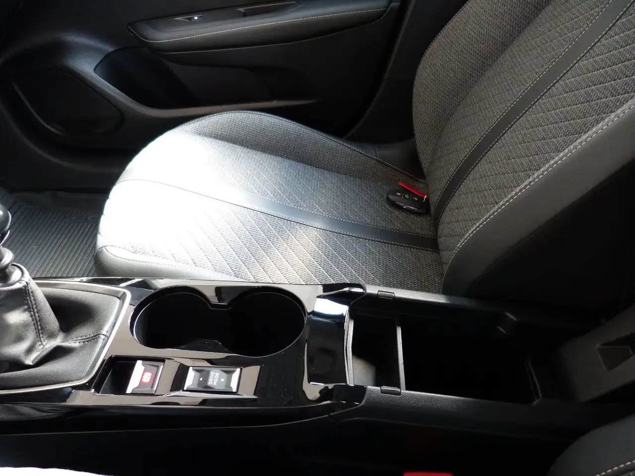 Peugeot 208 KAMERA TOTWINKEL ACC SHZ CARPLAY — Vehicle gallery 27