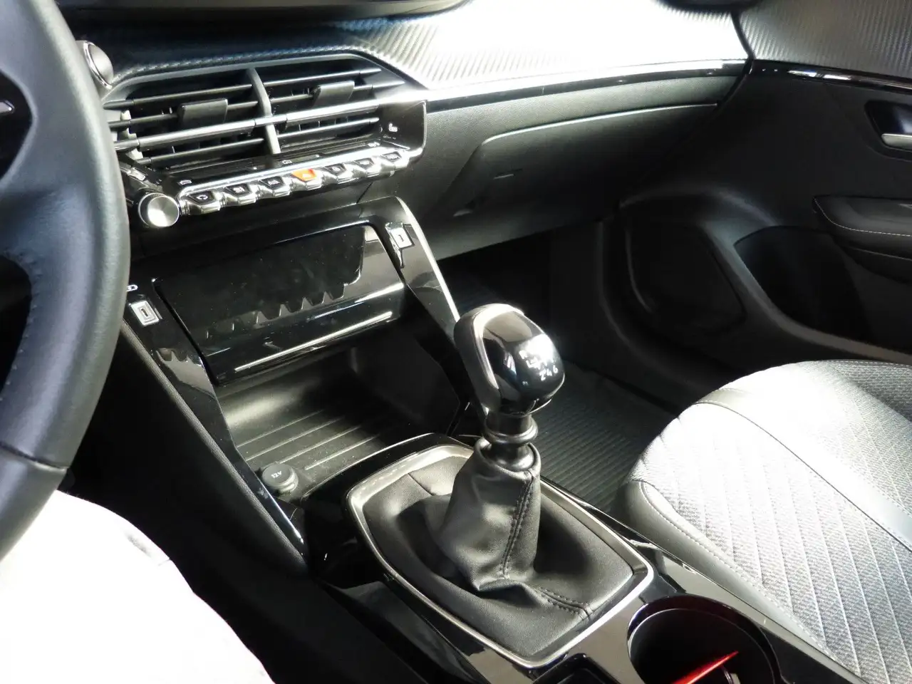 Peugeot 208 KAMERA TOTWINKEL ACC SHZ CARPLAY — Vehicle gallery 26